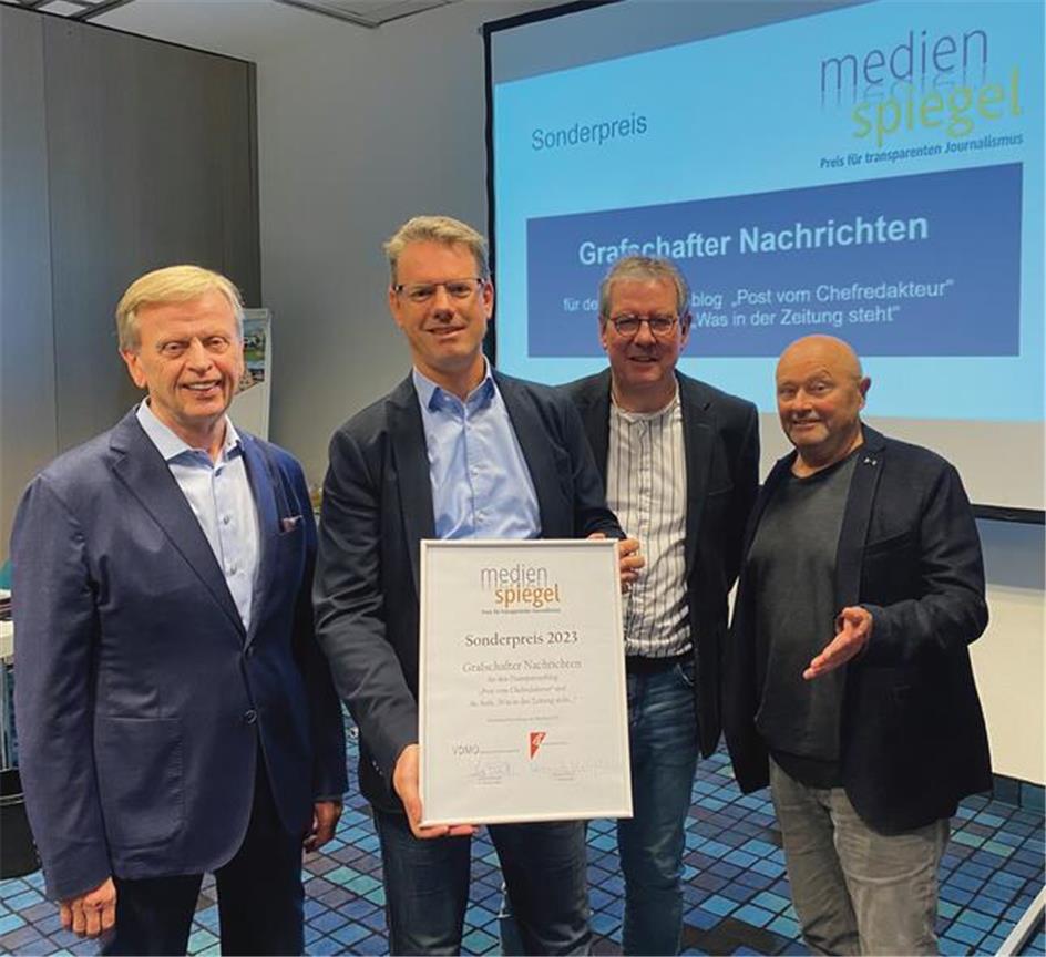 Die beiden Chefredakteure der Grafschafter Nachrichten Steffen Burkert und Guntram Dörr (Bildmitte) wurden von den Vorsitzenden Heinrich Meyer (Initiative Tageszeitung) und Anton Sahlender (Ombudsleute) ausgezeichnet.