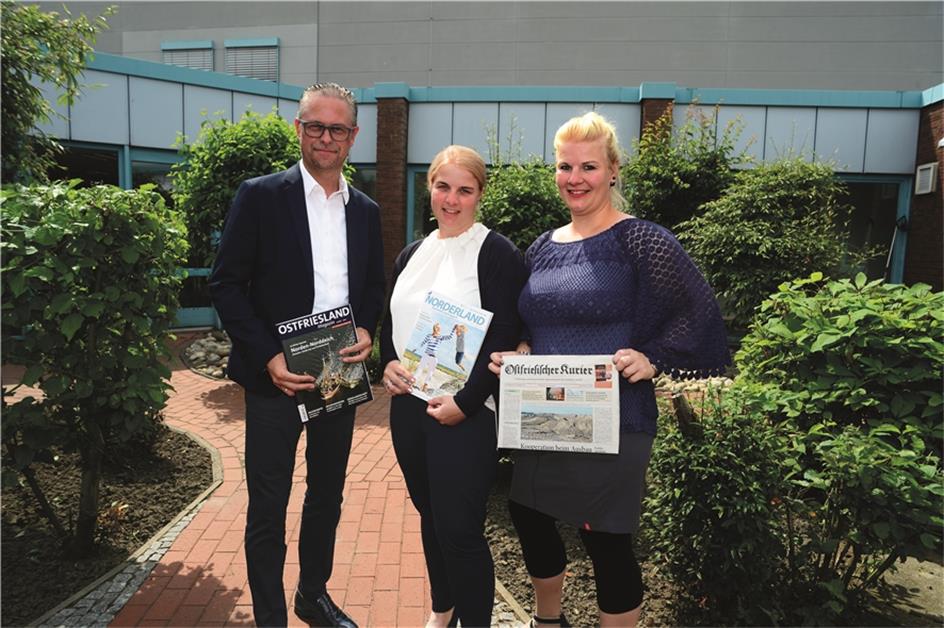 Die Verleger-Geschwister Charlotte und Victoria Basse (von rechts) haben mit Funkinform-Geschäftsführer Jens Seidel anspruchsvolle Ziele hinsichtlich des Zeitplans vereinbart.