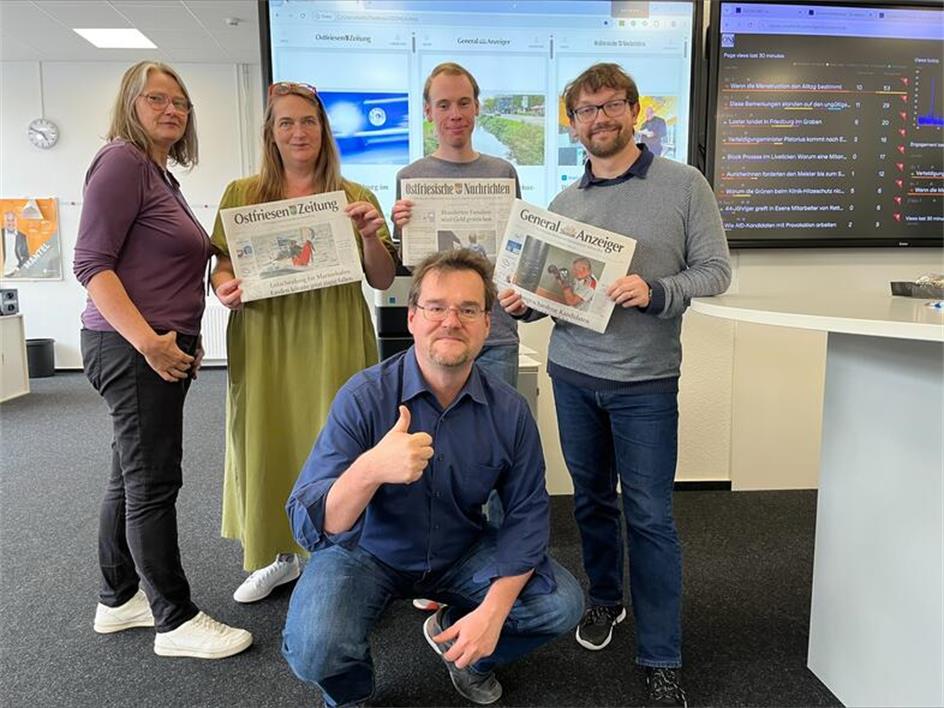 Erfolgreiches Projektteam v.l.n.r.: Katharina Rieken (Team E-Paper & Print), Carmen Leonhard (Stellvertretende Chefredakteurin), Björn Klüver (Volontär), Jonas Bothe (Redaktionsleiter Leer/Rheiderland), Mathias Lang, hockend (Funkinform) 
