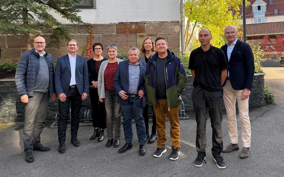 Von links nach rechts: Peter Müller (Prokurist Funkinform), Elmar Schöllkopf (Verleger), Rosemarie Stary (Personalleiterin), Tatjana Bauer (Anzeigen/Innendienst), Dietmar Denner (Redaktionsleiter), Sabine Gruber (Teamleiterin Mediaberatung), Denis Agurkis (Technischer Leiter), Konrad Buck (Redaktion Lokales) und Rainer Lang (Geschäftsführer Funkinform).
