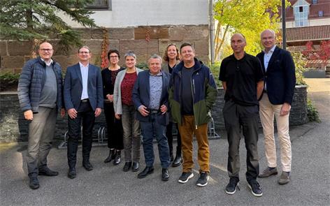Von links nach rechts: Peter Müller (Prokurist Funkinform), Elmar Schöllkopf (Verleger), Rosemarie Stary (Personalleiterin), Tatjana Bauer (Anzeigen/Innendienst), Dietmar Denner (Redaktionsleiter), Sabine Gruber (Teamleiterin Mediaberatung), Denis Agurkis (Technischer Leiter), Konrad Buck (Redaktion Lokales) und Rainer Lang (Geschäftsführer Funkinform).